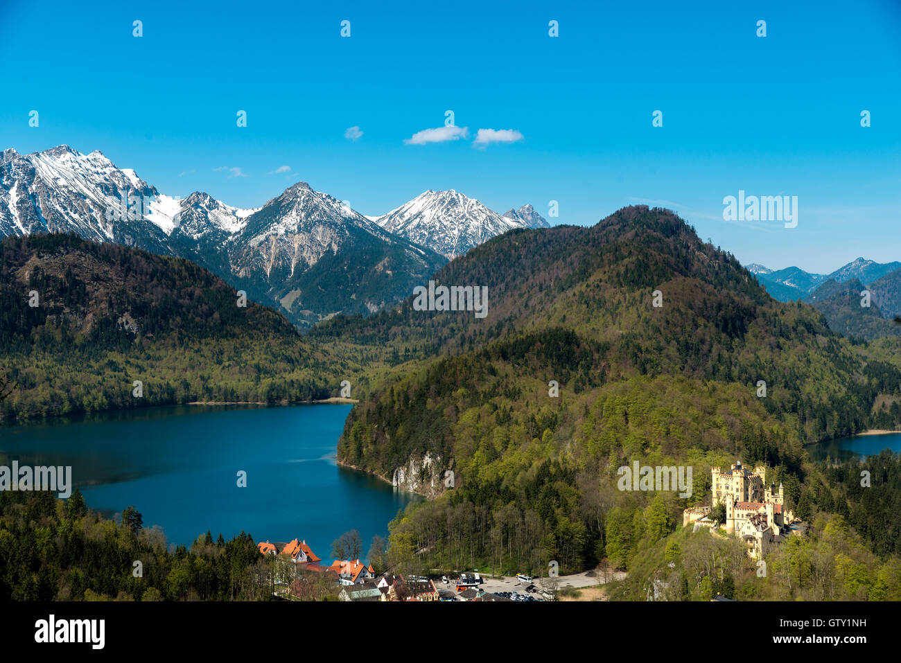 Castello di Hohenschwangau con il lago e in Europa alpi in background a Monaco di Baviera, Germania. Foto Stock