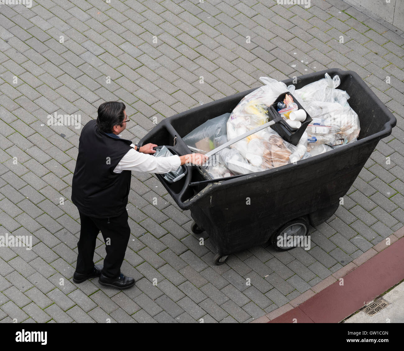 Tre grandi sacchi neri di spazzatura pieni di spazzatura Foto stock - Alamy