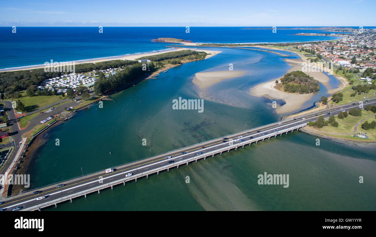 Immagine aerea del ponte a Windang vicino alla bocca del Lago Illawarra - Windang nella regione di Illawarra del NSW, Australia. Foto Stock