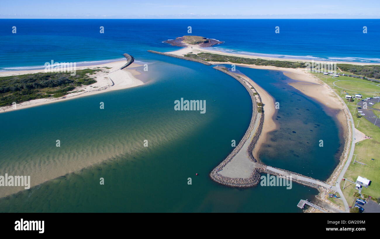 Immagine aerea della bocca del Lago Illawarra - Windang nella regione di Illawarra del NSW, Australia. Foto Stock