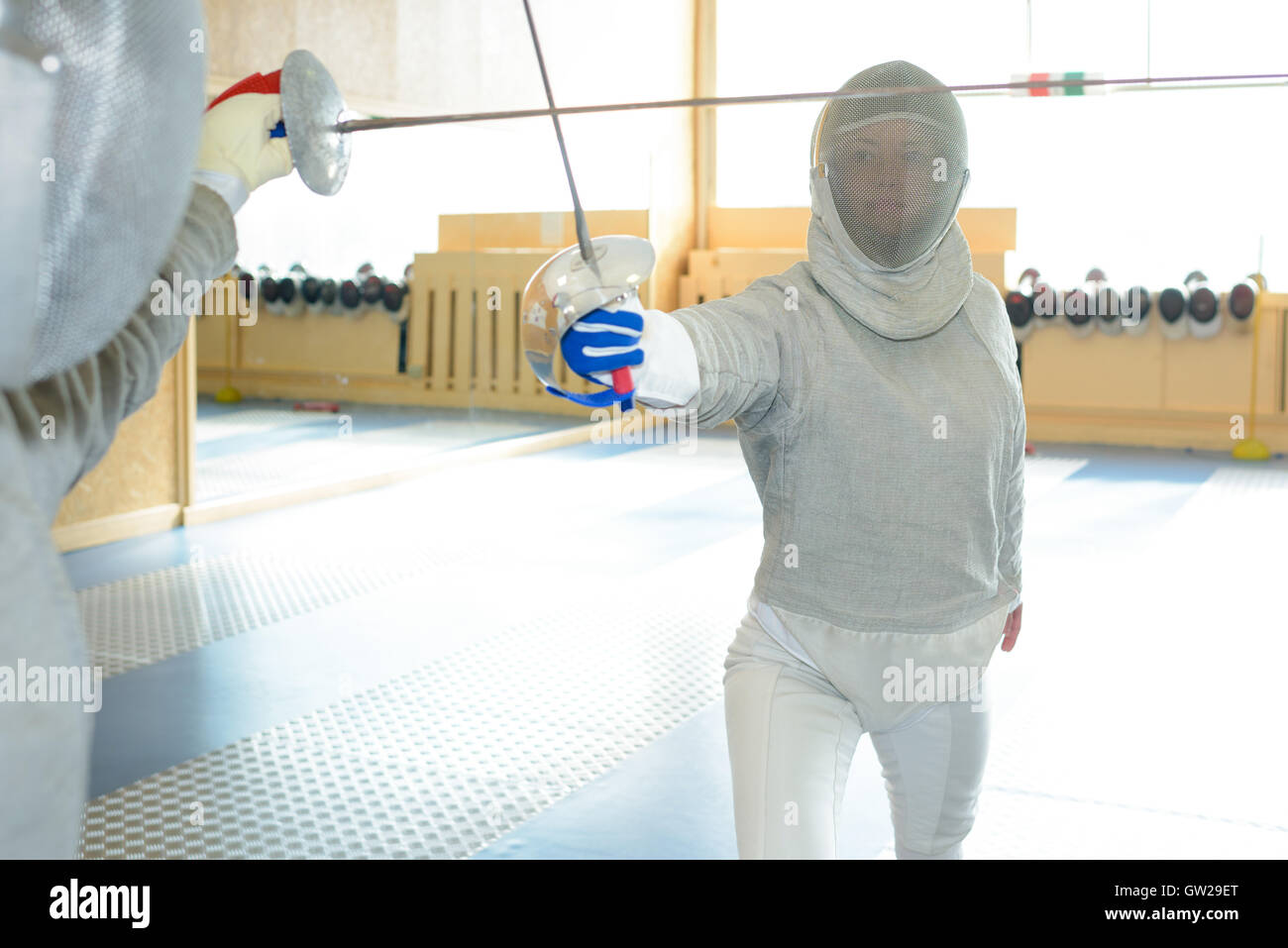 Donna in affondo di scherma Foto Stock