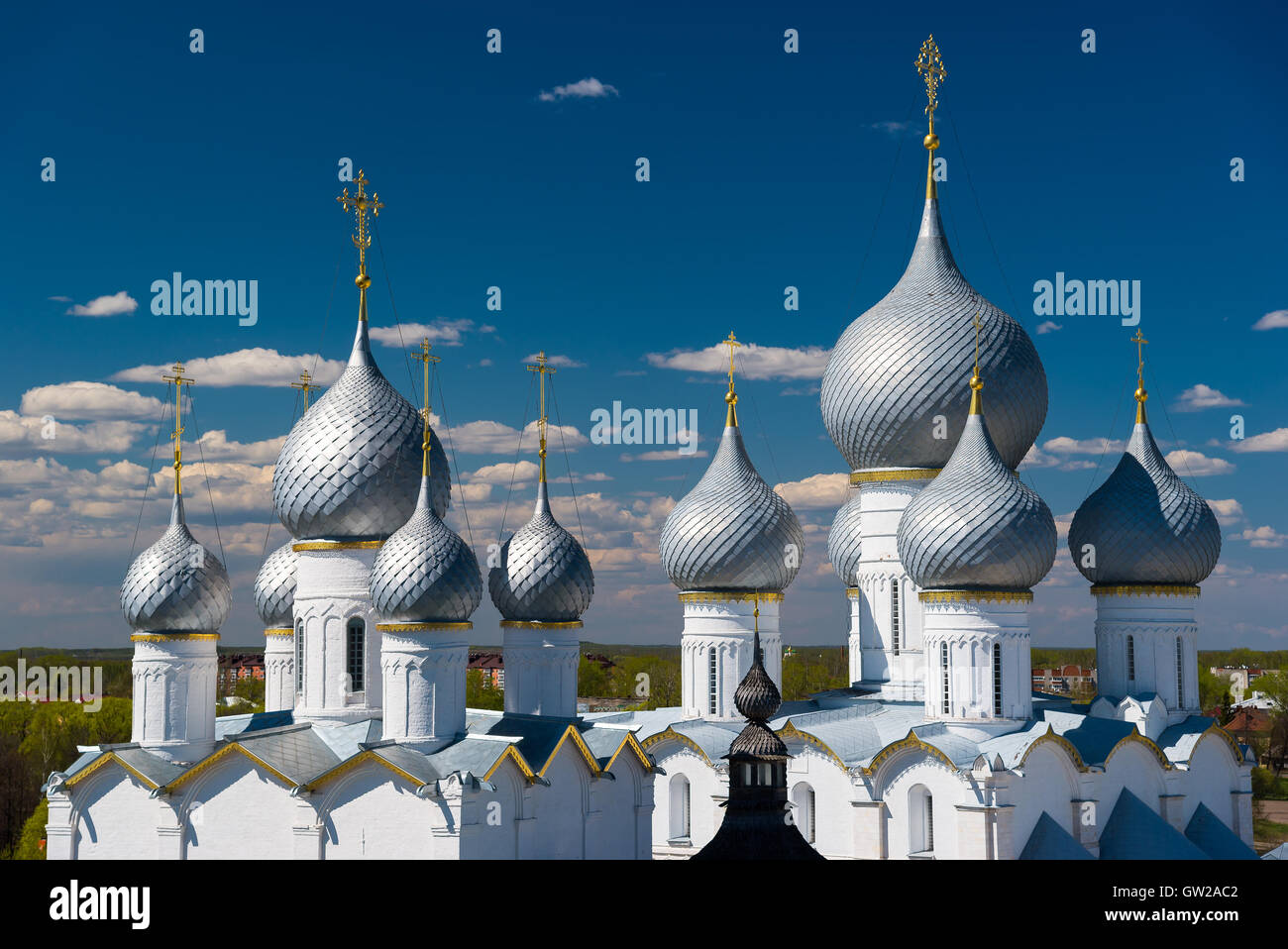 Rostov il Cremlino. Le cupole della chiesa della resurrezione di Cristo e la Cattedrale dell'Assunzione. Rostov, Krasnojarsk, Russia Foto Stock