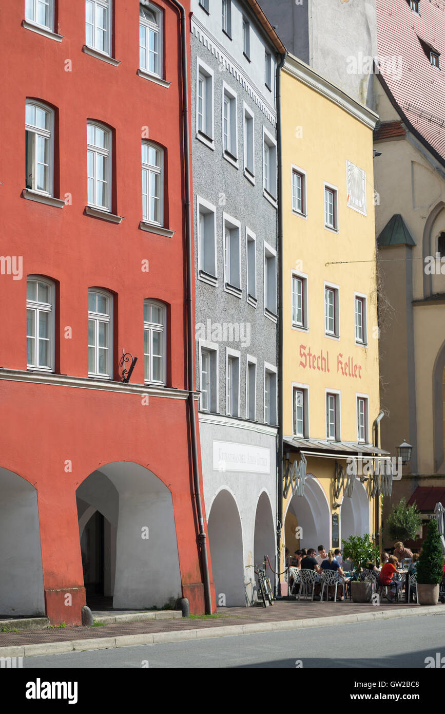 Colorate facciate medievali e la gente in un bar nella città vecchia di Wasserburg am Inn nella luce del sole in estate, Baviera, Germania Foto Stock