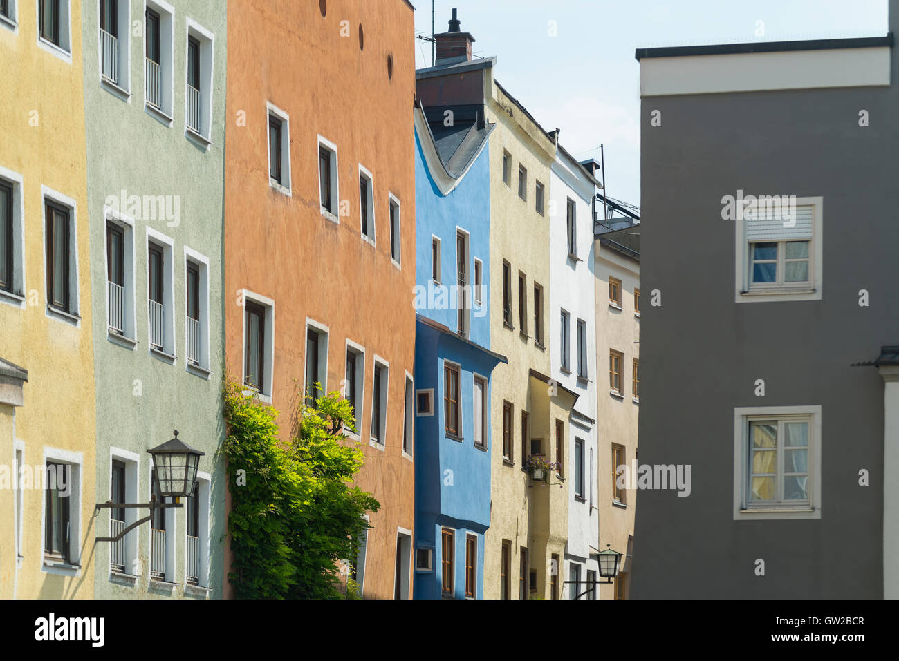 Medieval facciate colorate nella città vecchia di Wasserburg am Inn risplendono al sole, Baviera, Germania Foto Stock
