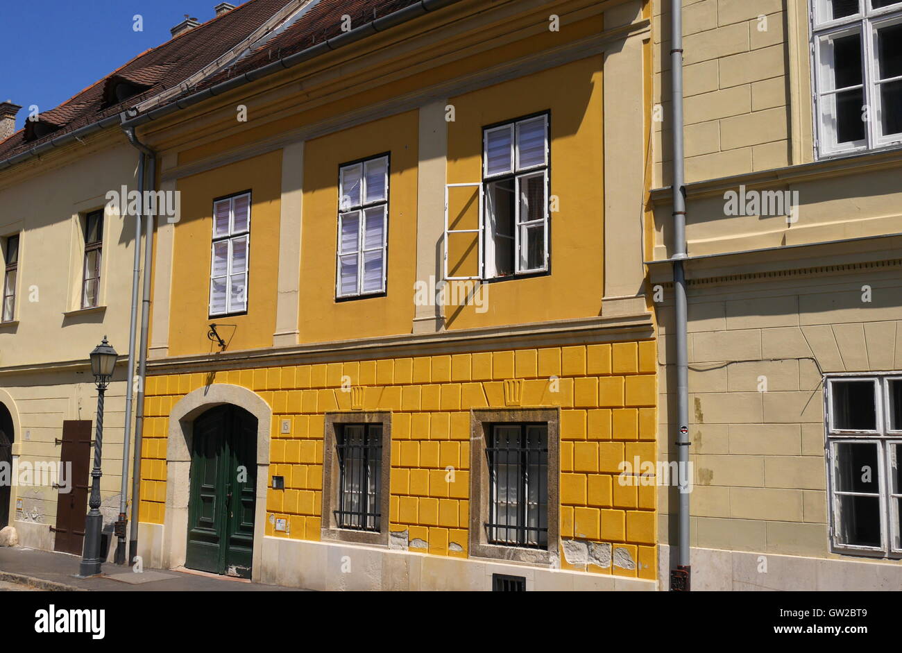 Una strada nel quartiere del Castello, mostrando una casa colorati, Budapest, Ungheria Foto Stock