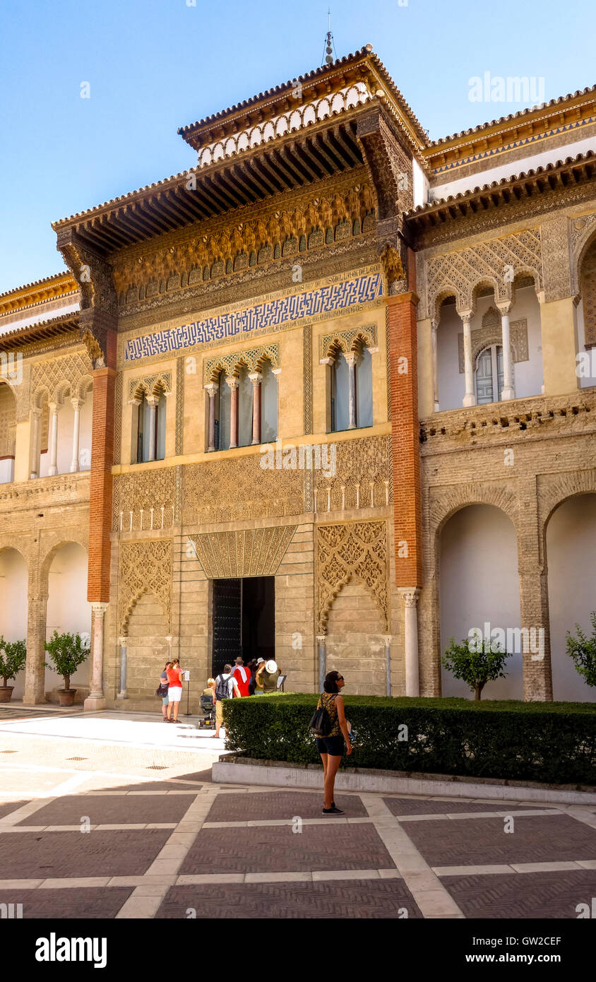 Facciata con intonaco moresco al patio de la monteria, Royal Palace, Alcazar di Siviglia, in Andalusia, Spagna Foto Stock