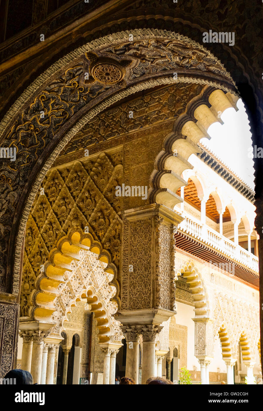 Il stile Mudéjar archi in Ambassador stanza a Moresco Palazzo Alcázar, Siviglia, Andalusia, Spagna. Foto Stock