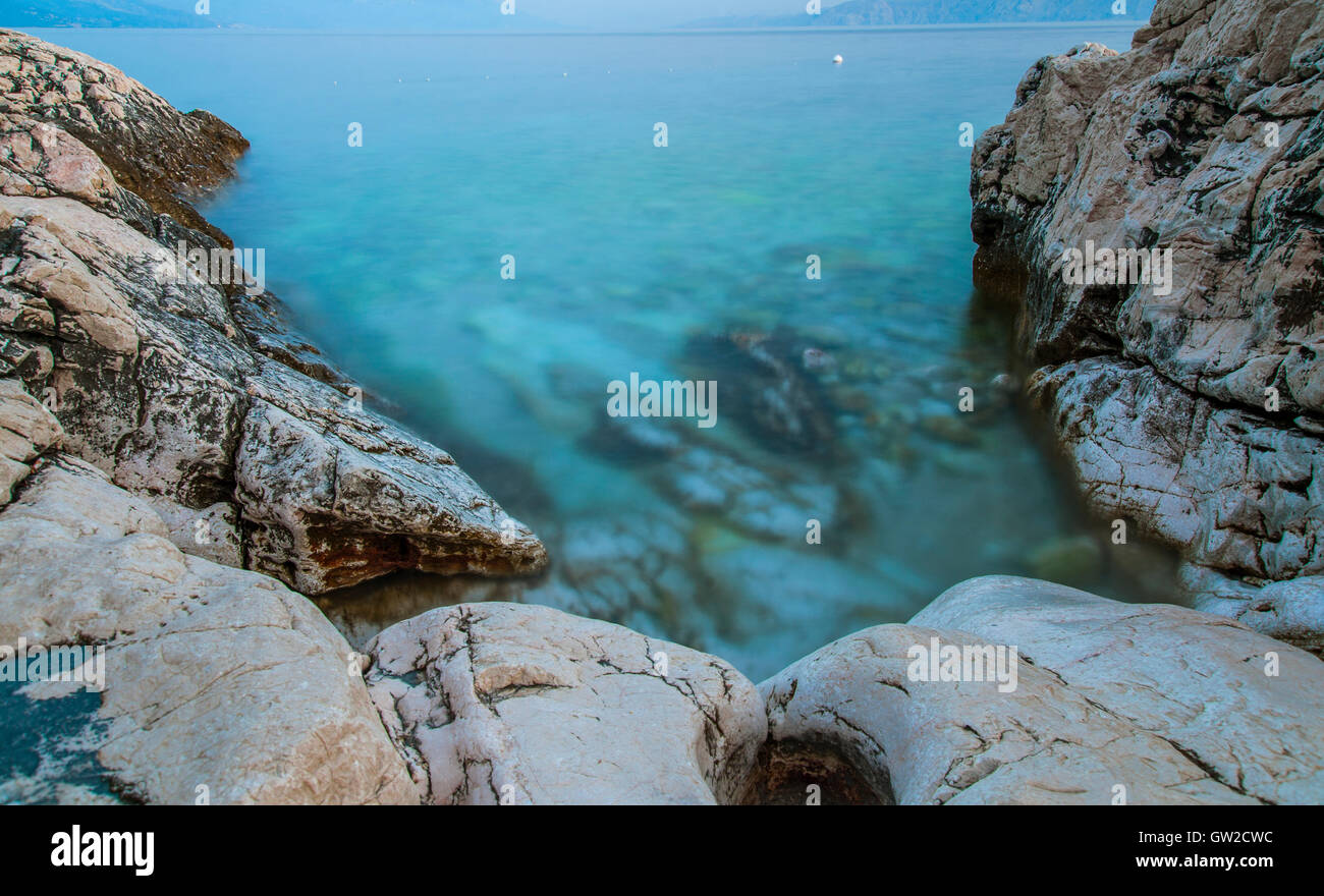 Tramonto su Novi Vinodolski beach, Croazia. Esposizione lunga Foto Stock
