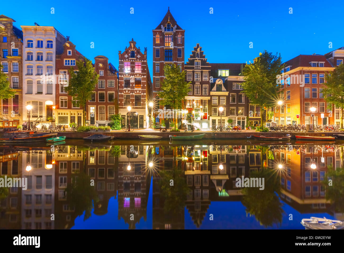 Notte Vista sulla città di Amsterdam canal Herengracht Foto Stock