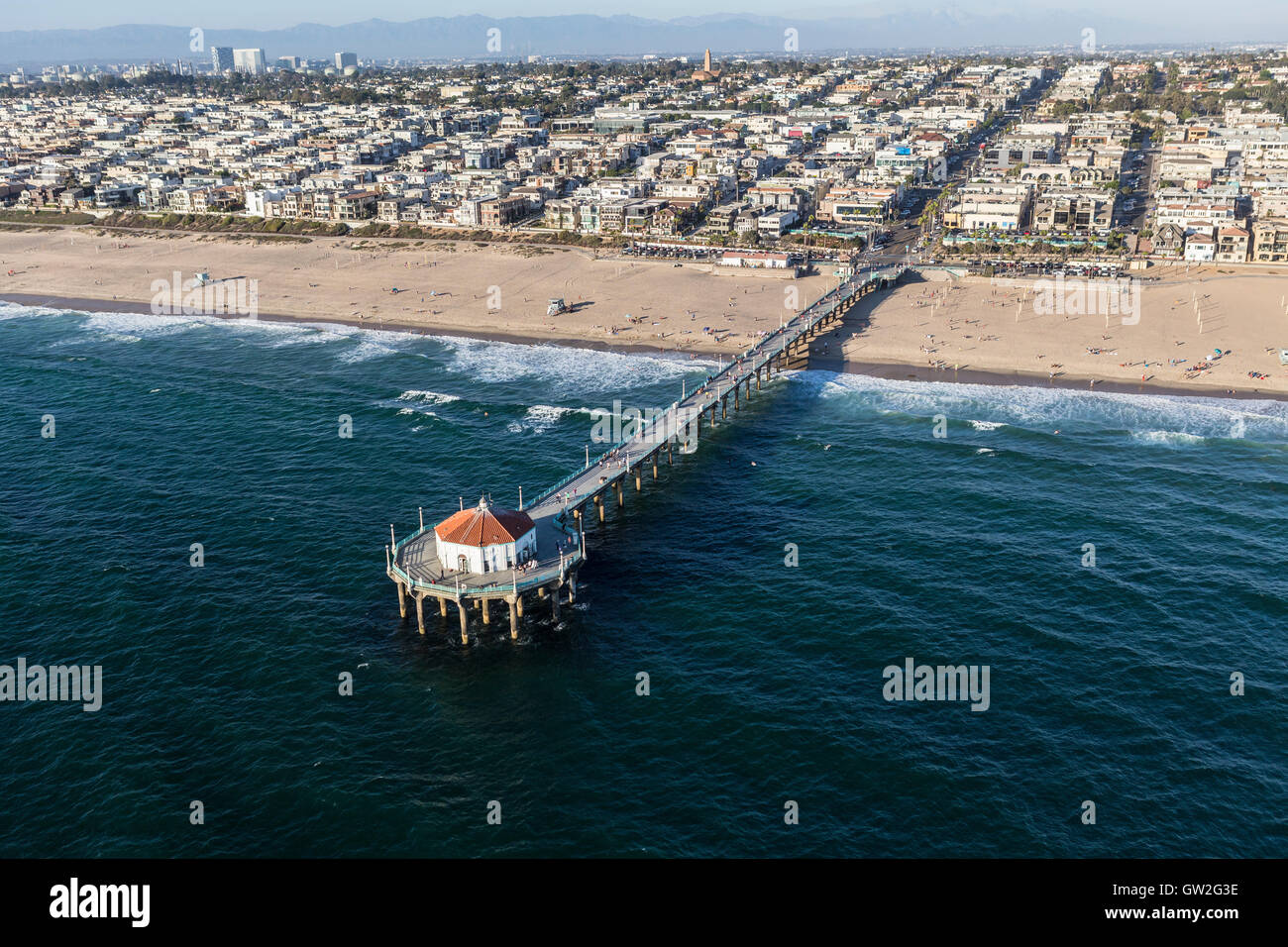 Antenna di Manhattan Beach Pier e l'Oceano Pacifico del sud della California. Foto Stock