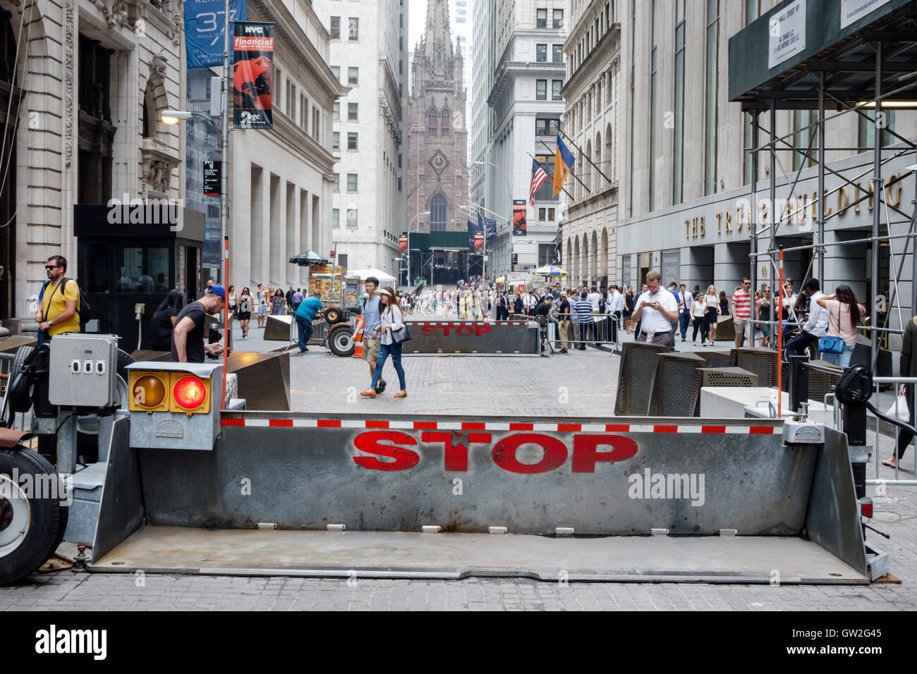 New York City,NY NYC Lower Manhattan,Financial District,Wall Street,New York Stock Exchange,NYSE,Security Barricade,traffico veicoli barricata,anti-terro Foto Stock