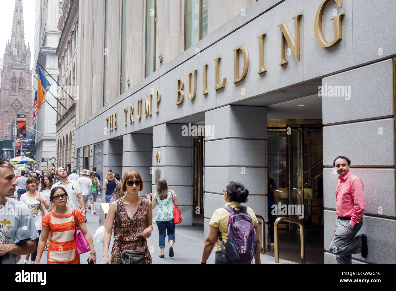 New York City,NY NYC Lower Manhattan,Financial District,Wall Street,Trump building,esterno,cartello,adulti asiatici,donne donne donne,uomini maschi,NY Foto Stock