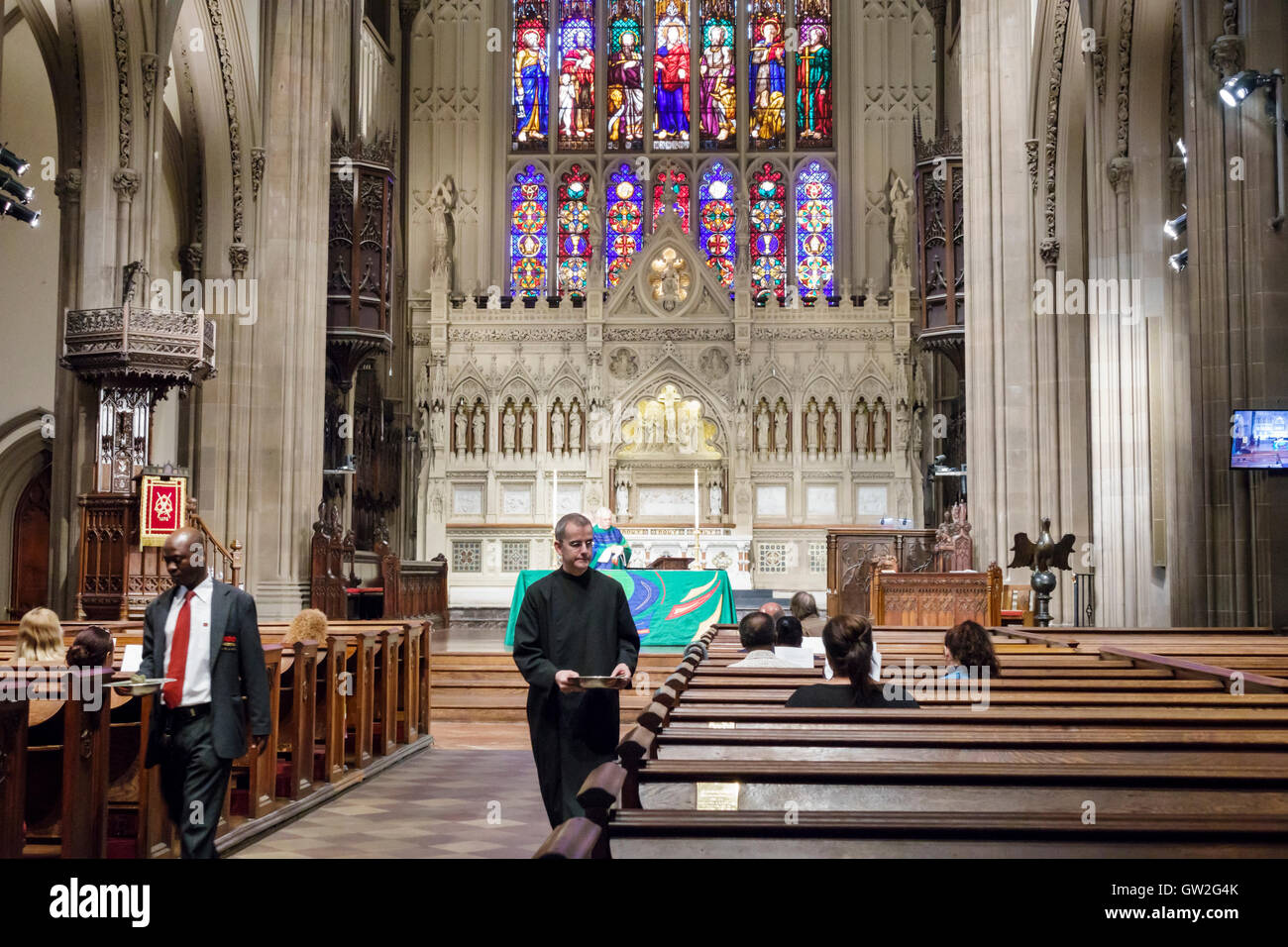 New York City,NY NYC Lower Manhattan,Financial District,Trinity Church,Episcopal Church,religione,massa,storica,servizio eucaristico,prete,collezione,alt Foto Stock