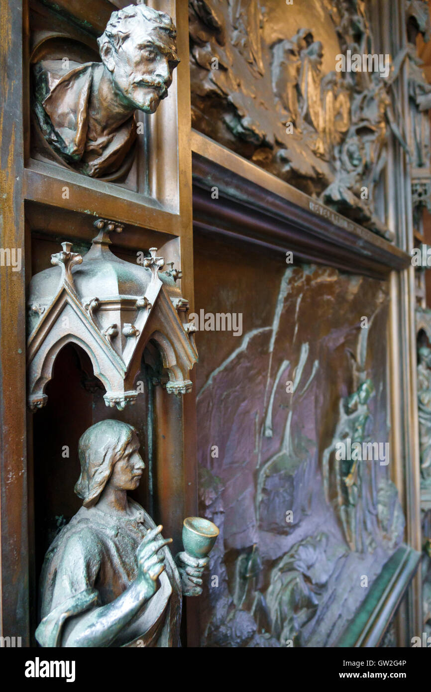 New York City,NY NYC Lower Manhattan,Financial District,Trinity Church,Episcopal Church,Religience,bronze door,relief,art,NY160716083 Foto Stock