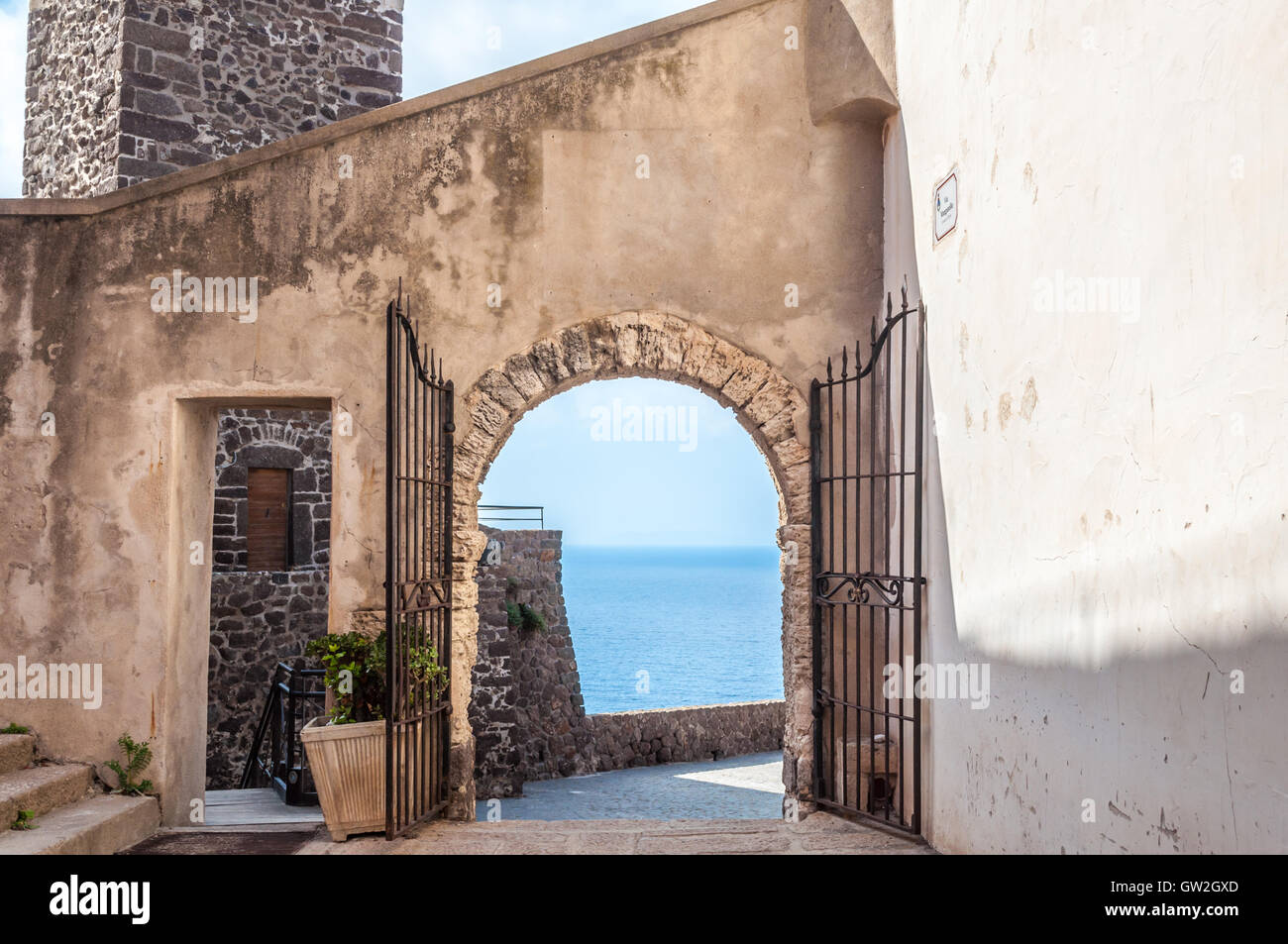 La bellissima alley di Castelsardo città vecchia - Sardegna - Italia Foto Stock