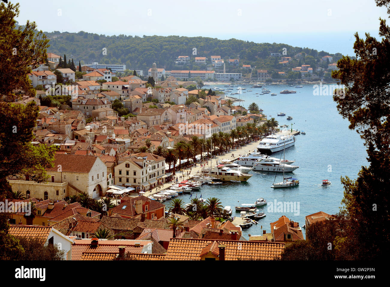 Vista mostra la città di Hvar e il suo porto, sull'isola di Hvar, nel Mare Adriatico, Croazia. Foto Stock