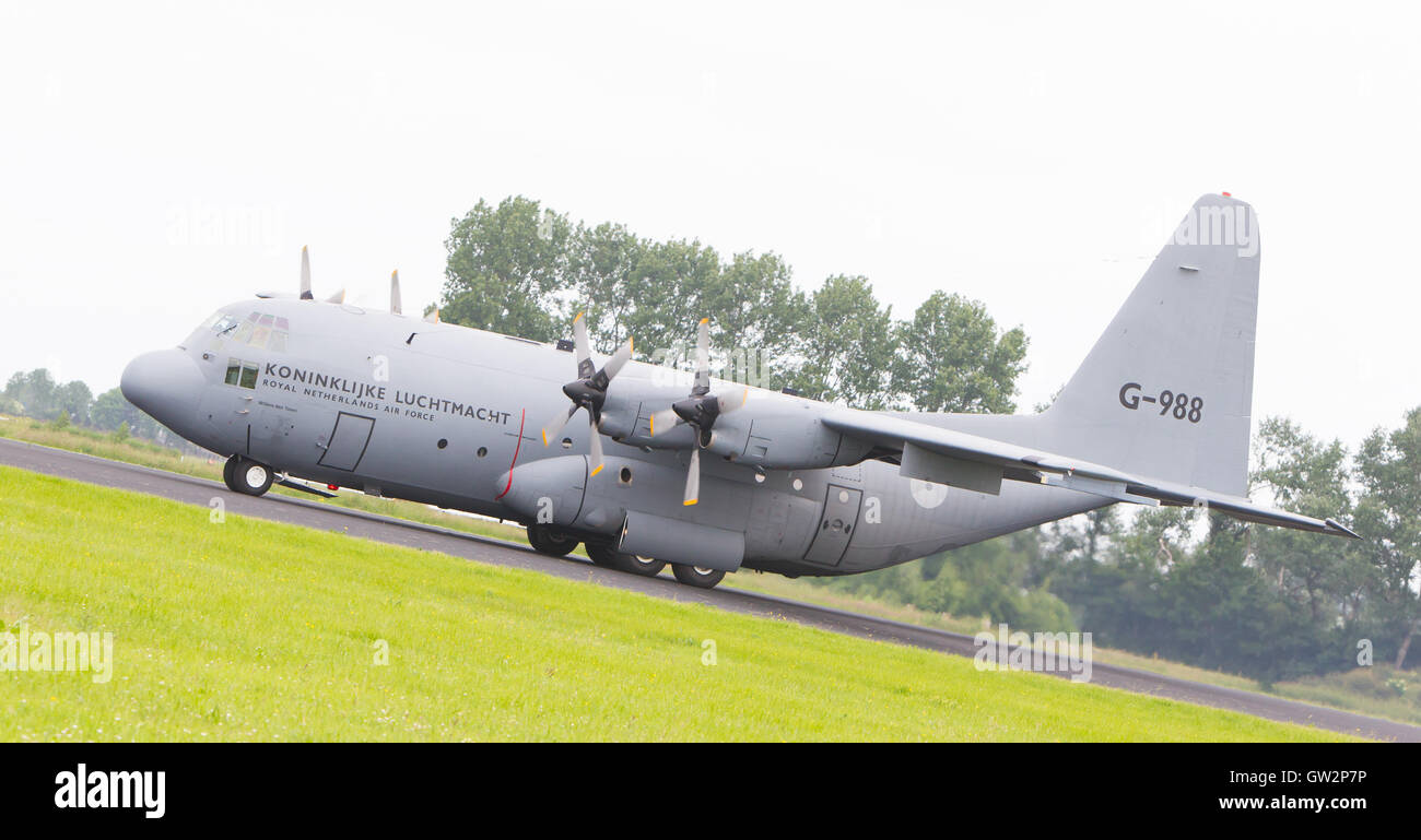 LEEUWARDEN, Paesi Bassi - 10 giugno 2016: Olandese Air Force Lockheed C-130H-30 Hercules (L-382) [G-273] durante una dimostrazione Foto Stock