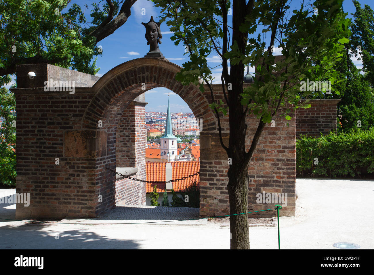 Vista dal giardino di Paradice sulla città di Praga. Giardino del Paradiso stabiliti nel XVI secolo dall'arciduca Ferdinando. Foto Stock