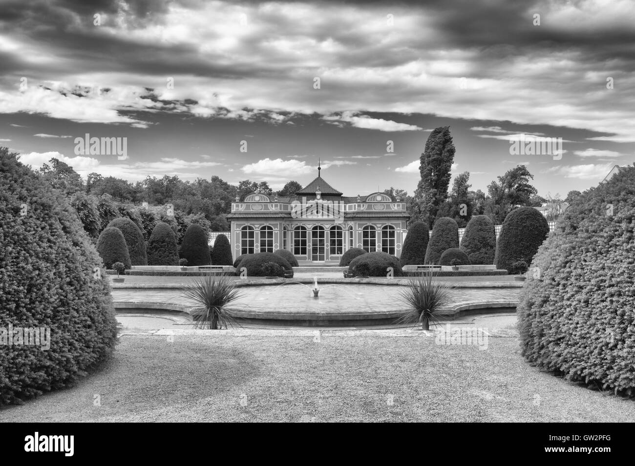 Bellissimo giardino vicino al palazzo Cernin a Praga Foto Stock