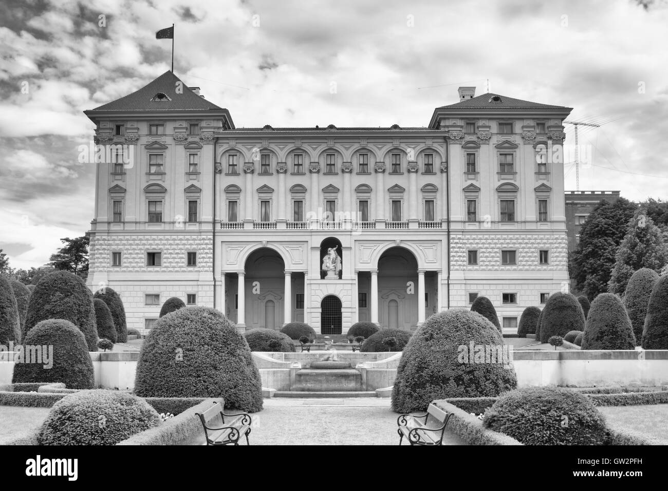 Il Czernin Palace è il più grande dei palazzi barocchi di Praga Foto Stock