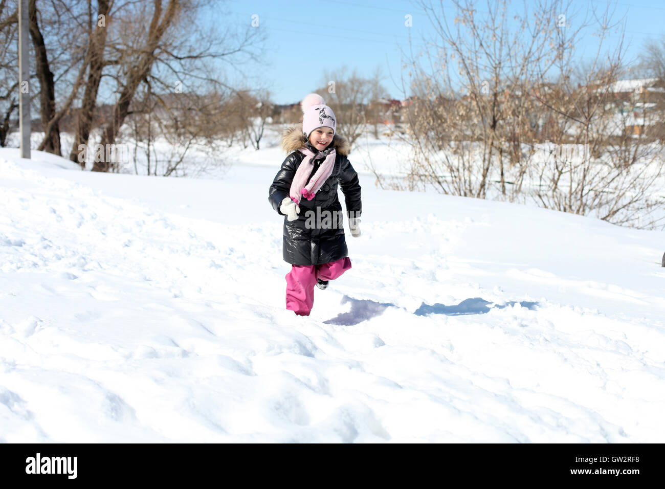 Bellissima bambina in winter park Foto Stock