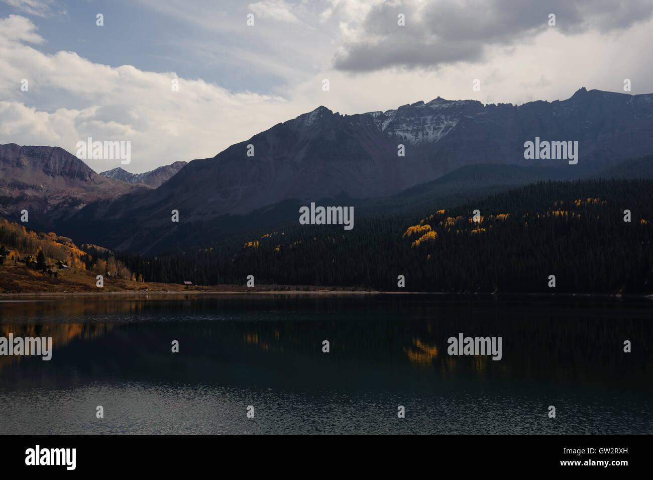 Trota Lago nel sudovest del Colorado montagne San Juan. Mostra la riflessione delle montagne circostanti e del cielo. Foto Stock