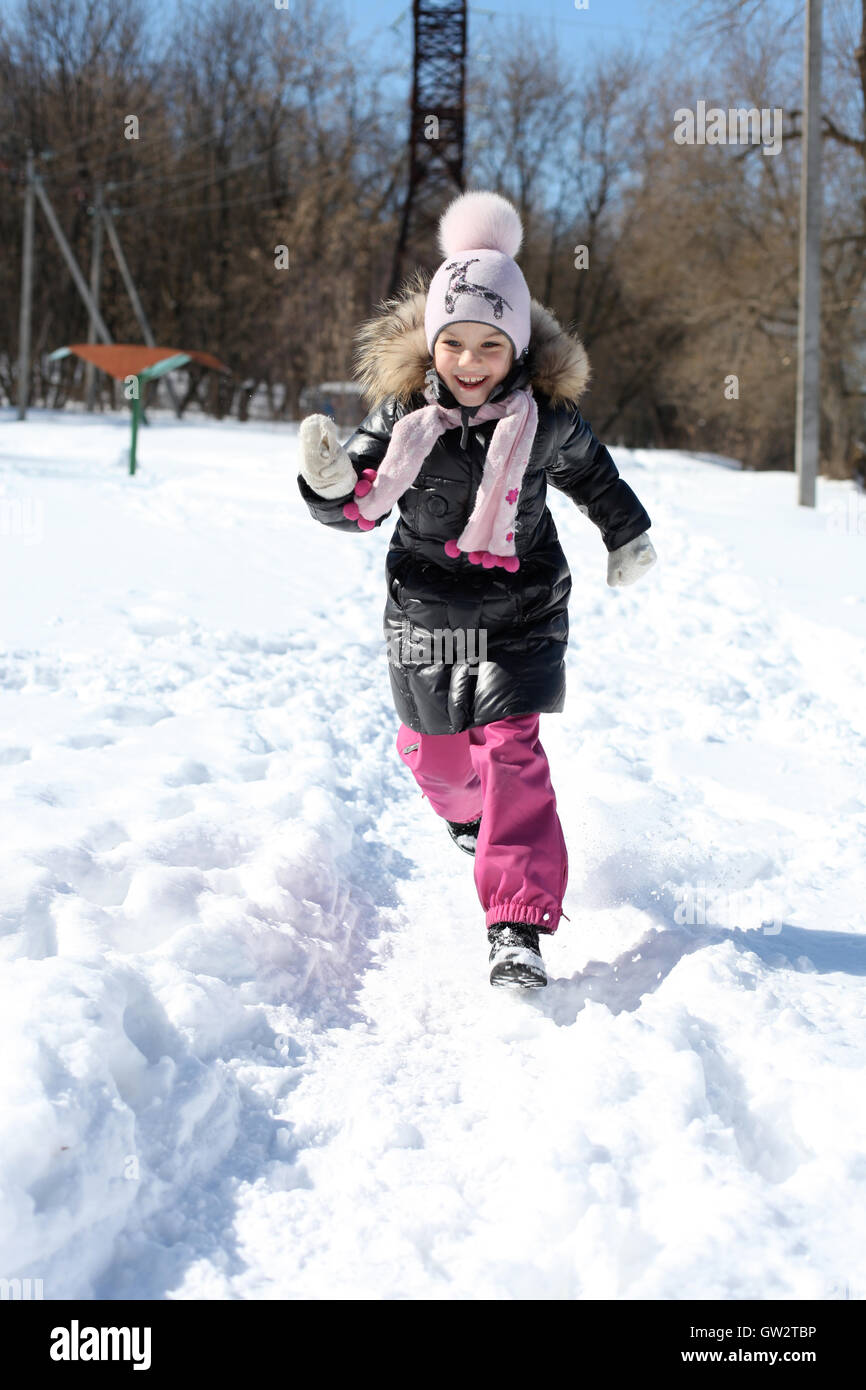 Bellissima bambina in winter park Foto Stock