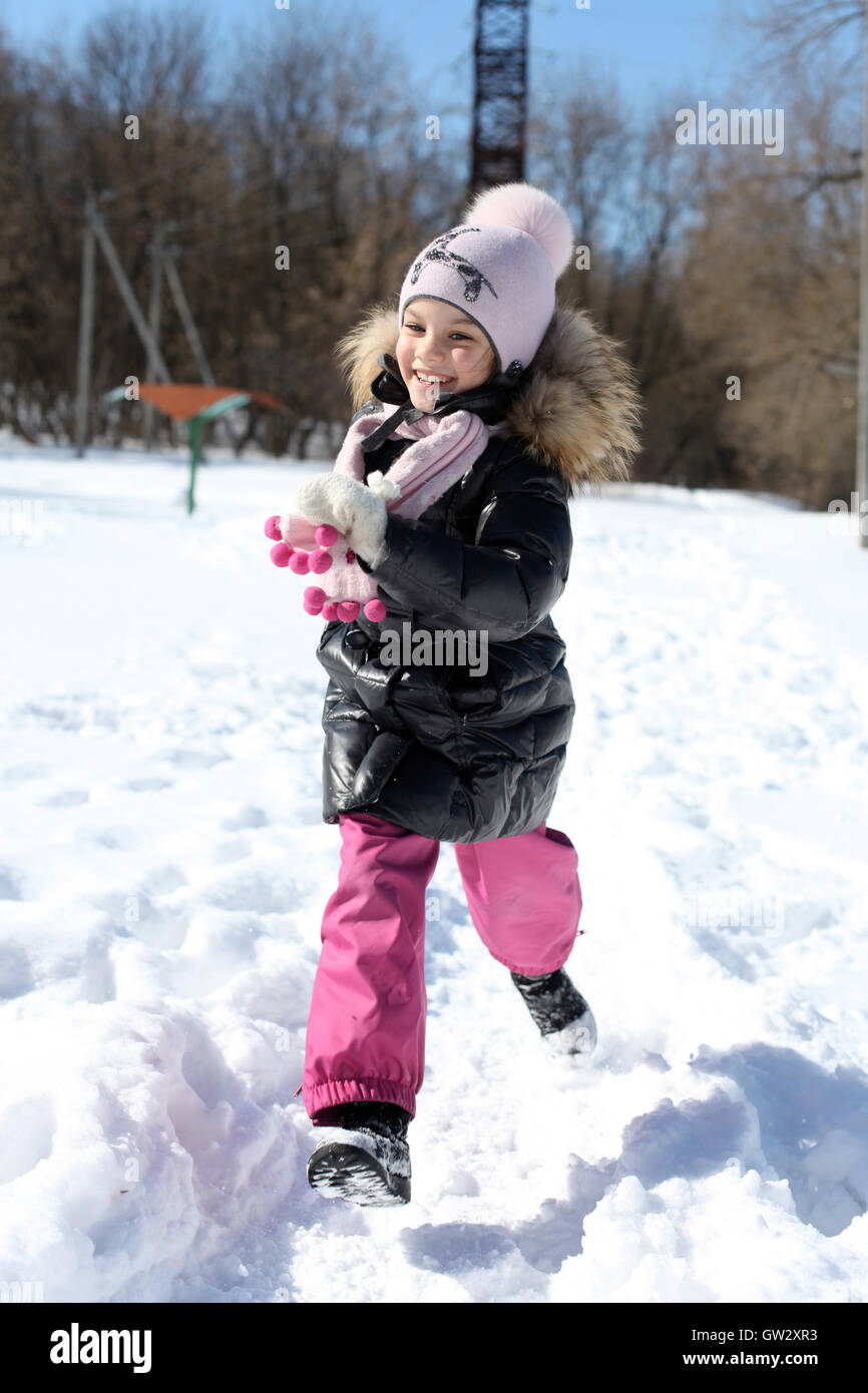 Bellissima bambina in winter park Foto Stock