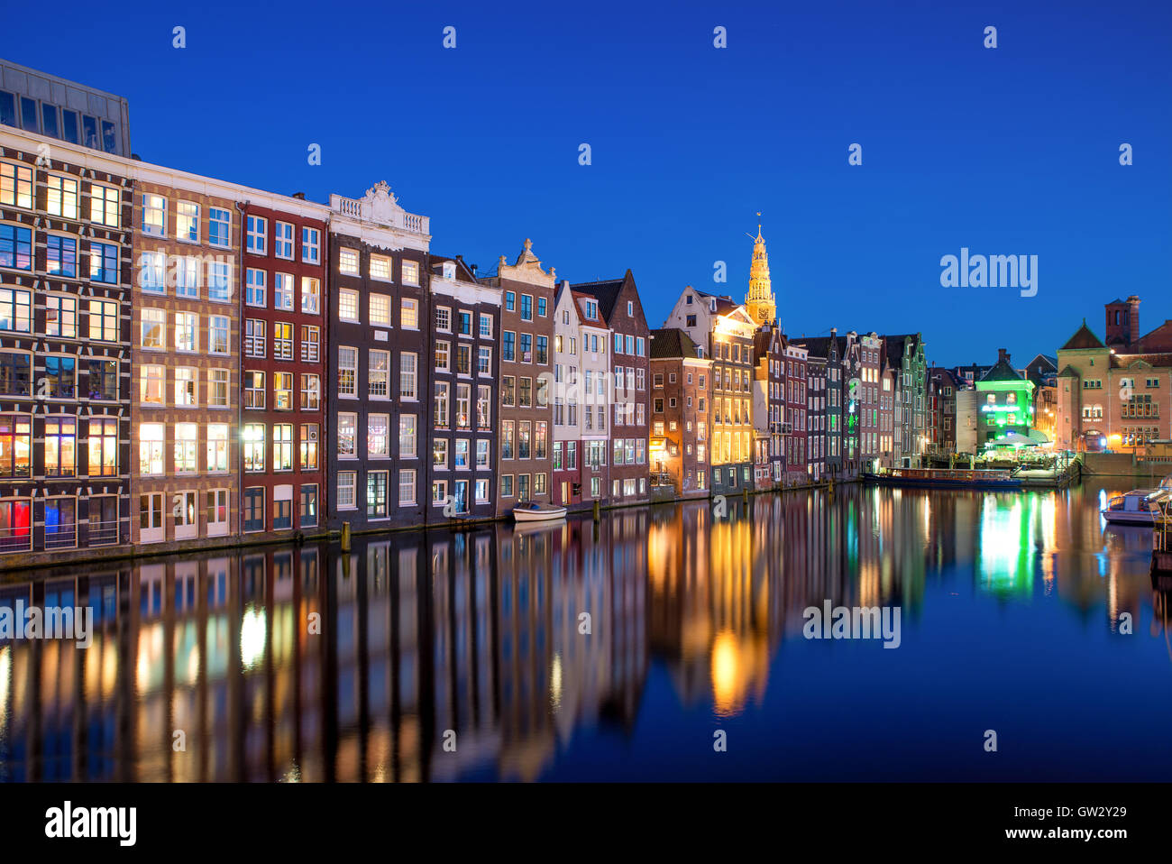 La città di notte vista in Amsterdam, Paesi Bassi. Canal e tipiche case olandesi di notte a Amsterdam, Paesi Bassi Foto Stock