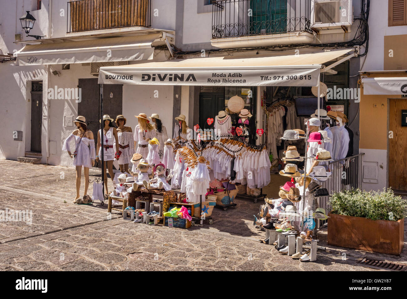 Divina boutique, vendita womens e abbigliamento per bambini in zona vecchia di Ibiza, Ibiza, Spagna. Foto Stock