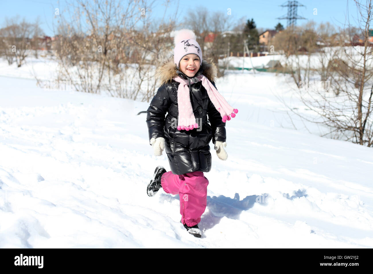 Bellissima bambina in winter park Foto Stock