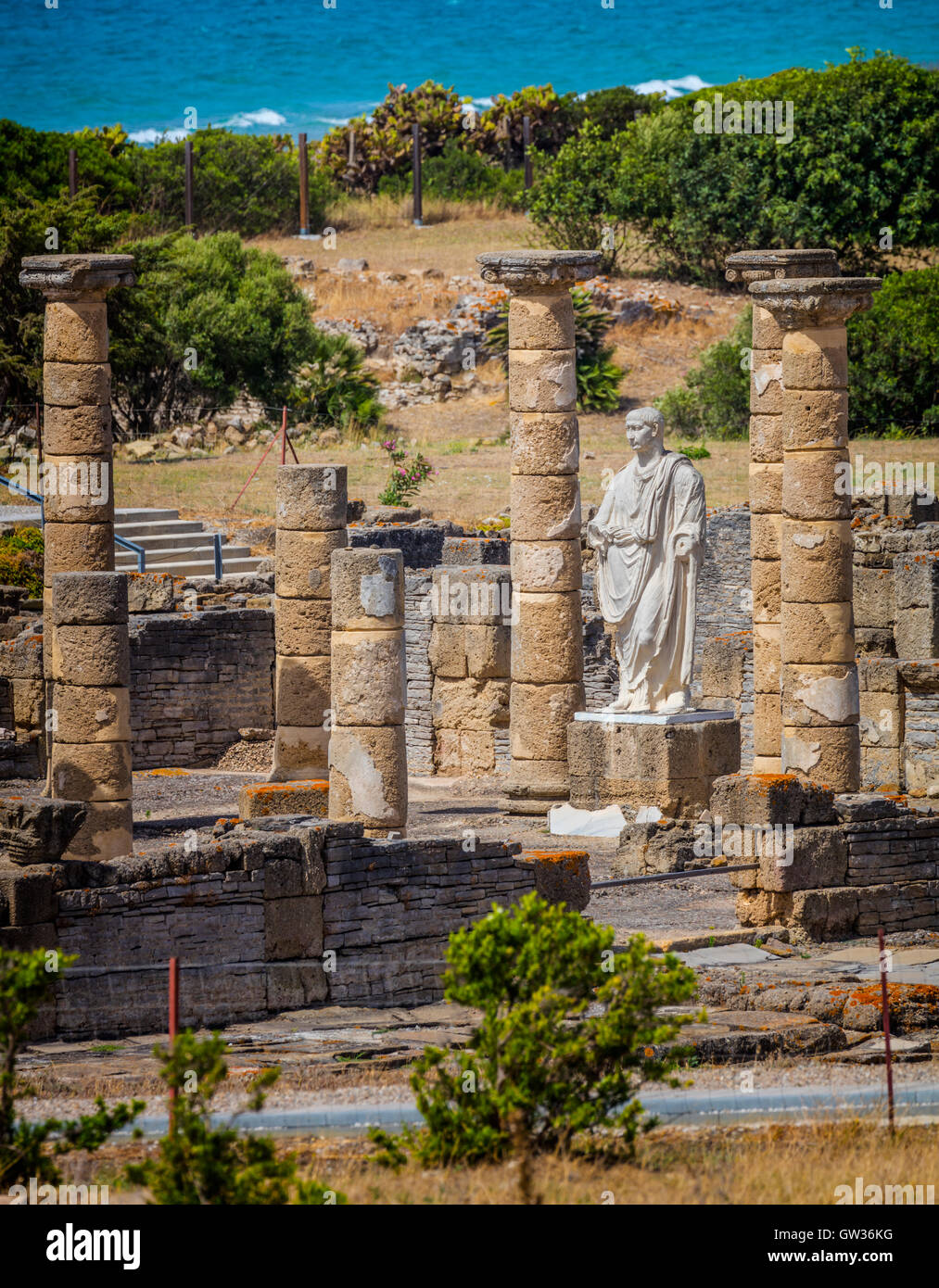 Le rovine romane di Baelo Claudia a Bolonia, la provincia di Cadiz Cadice, Costa de la Luz, Spagna. La statua dell'imperatore Traiano nella Basilica Foto Stock