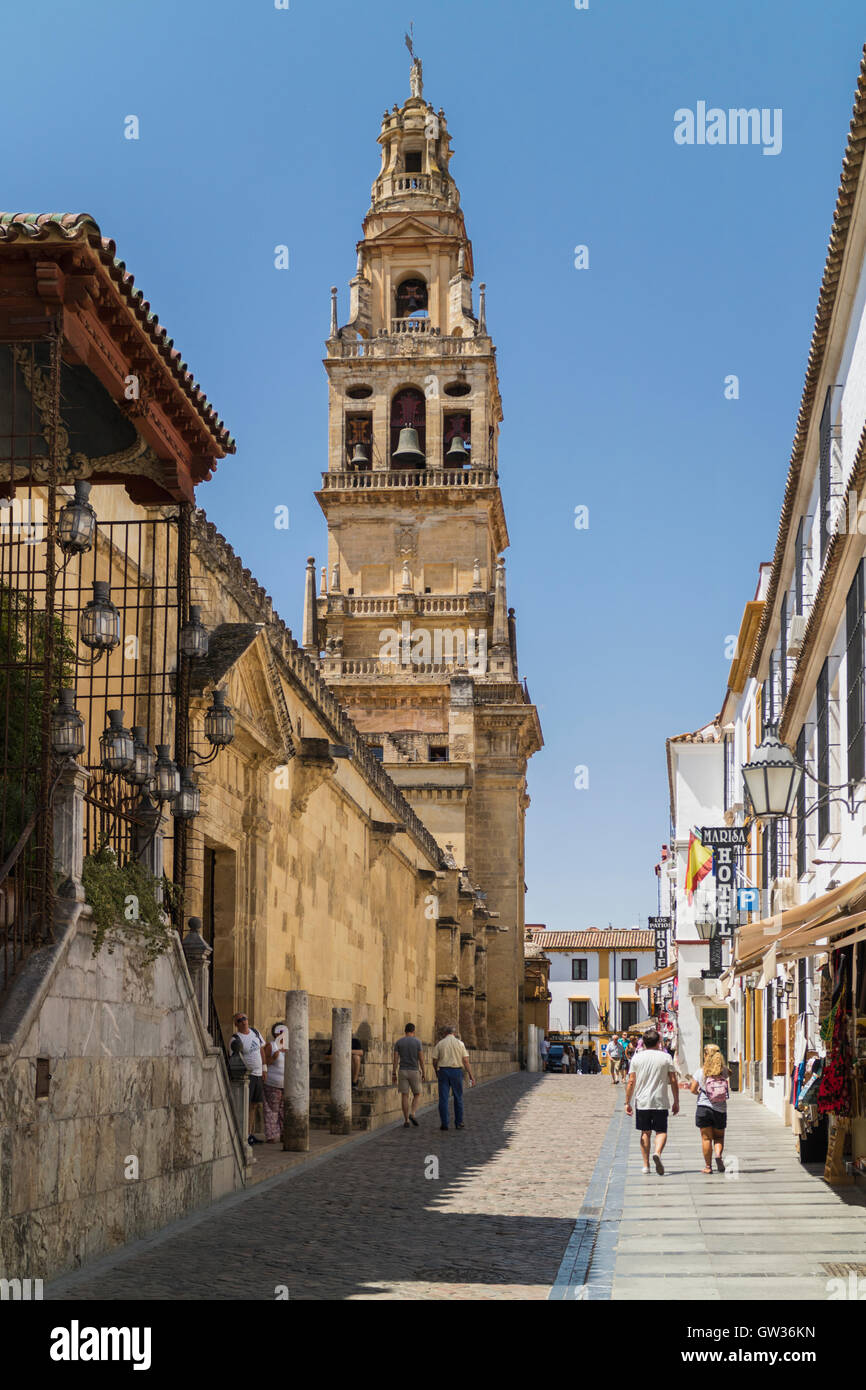 Cordoba, in provincia di Cordoba, Andalusia, Spagna meridionale. Scena di strada con bar terrazza e la Torre del Alminar della moschea di bac Foto Stock