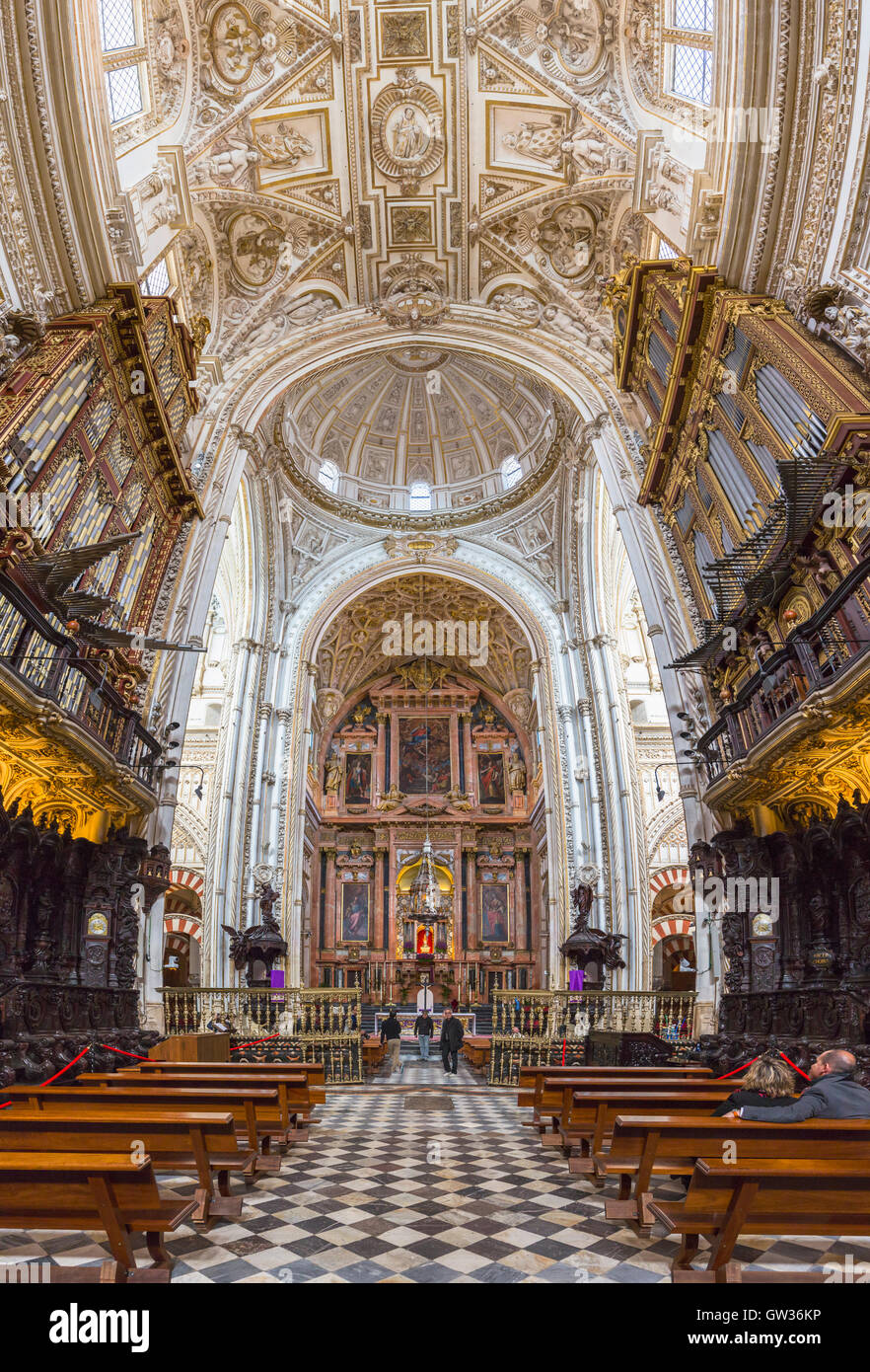 Cordoba, in provincia di Cordoba, Andalusia, Spagna meridionale. Interno di La Mezquita, o Grande moschea. Il XVI secolo cattedrale. Foto Stock