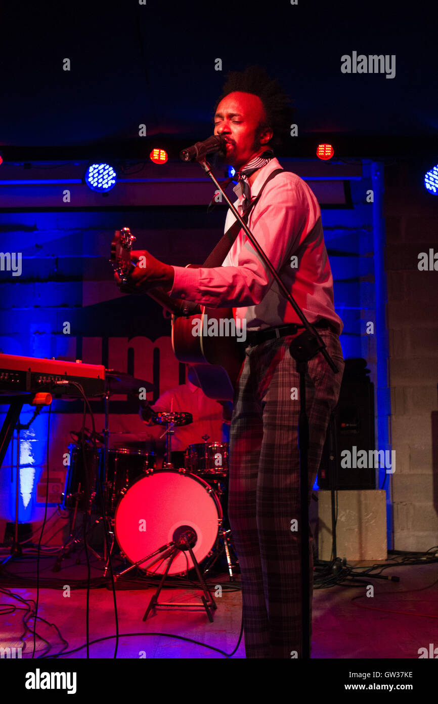 Milano, Italia 9 settembre 2016 fantastico Negrito suona dal vivo alla Salumeria della Musica di Milano. © Davide Merli / Alamy Live News Foto Stock