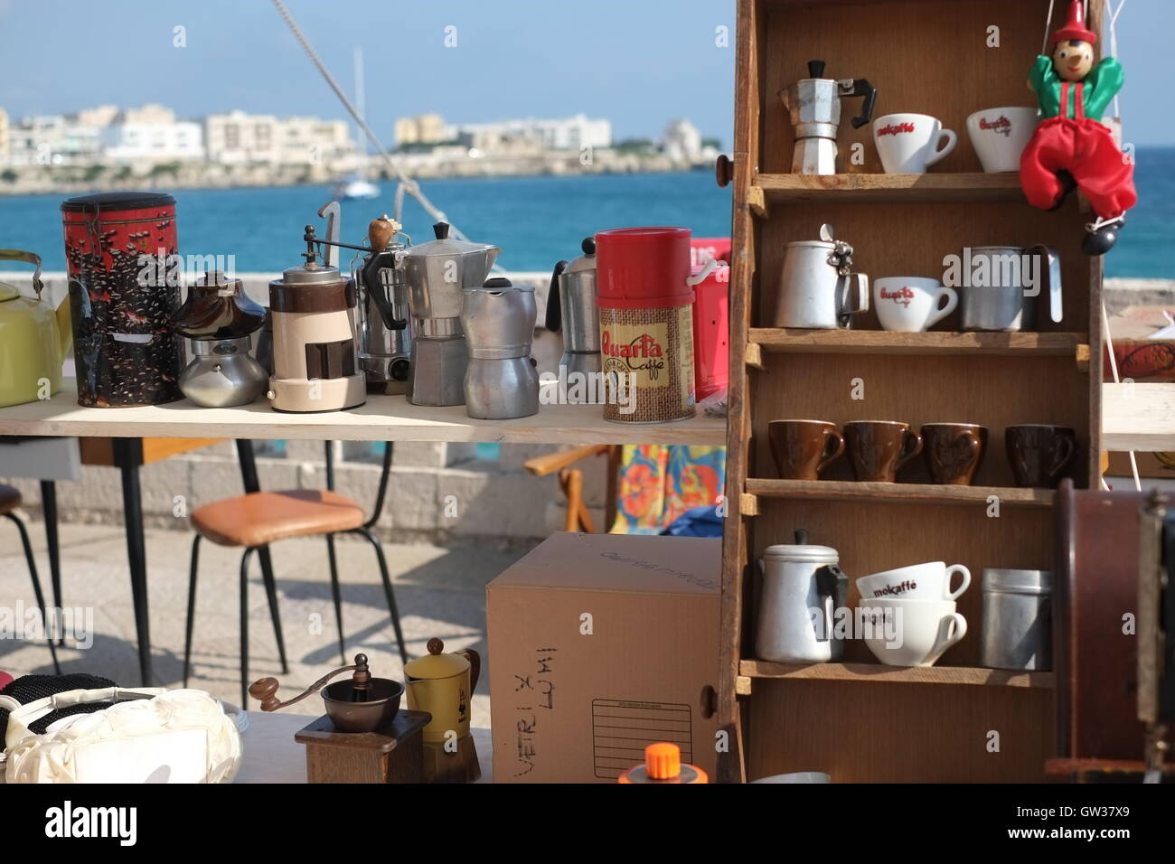 Il caffè italiano vasi e tazze sul mercato delle pulci in stallo affacciato sul mare Foto Stock