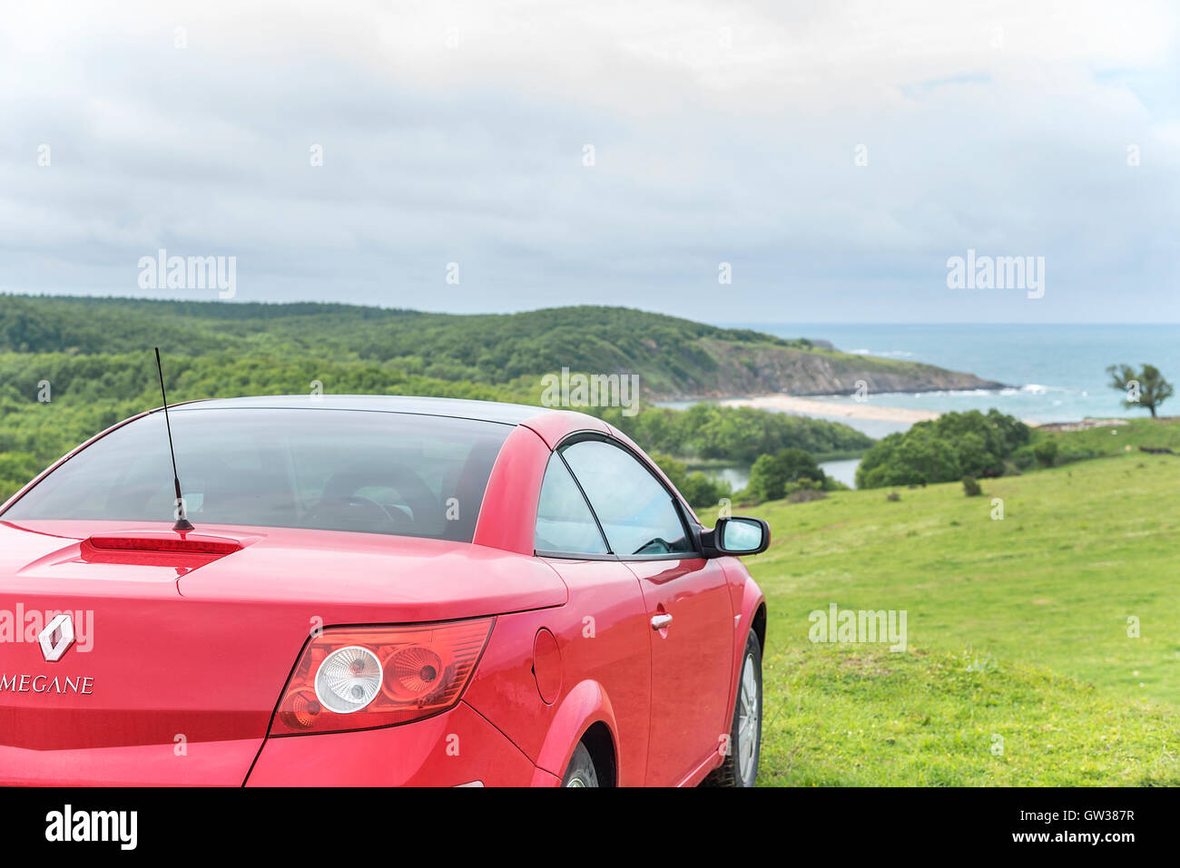 AHTOPOL, Bulgaria - 5 maggio: Rosso auto Renault Megane Cabriolet sulla wild mare di sabbia spiaggia, il 5 di Maggio di 2016 in Ahtopol, Bulgaria. Foto Stock