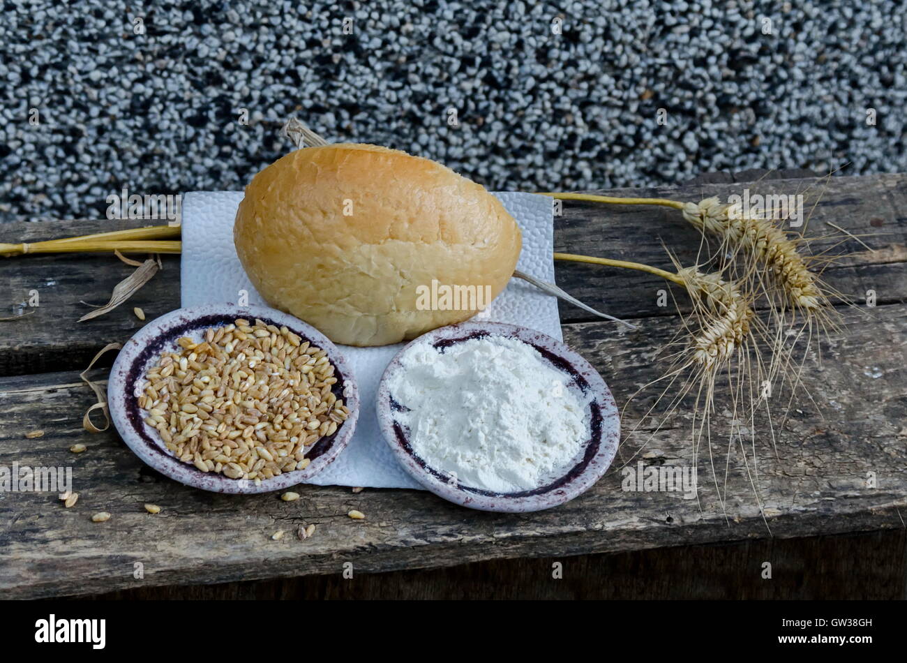 Orecchio di frumento, grano e farina sopra vecchia tabella Zavet, Bulgaria Foto Stock