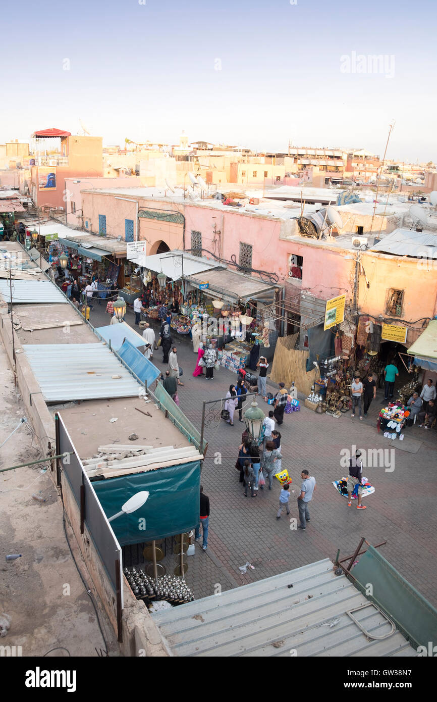 Street view da tetti di una delle numerose piccole piazze off Piazza Jamaa El Fna. Foto Stock