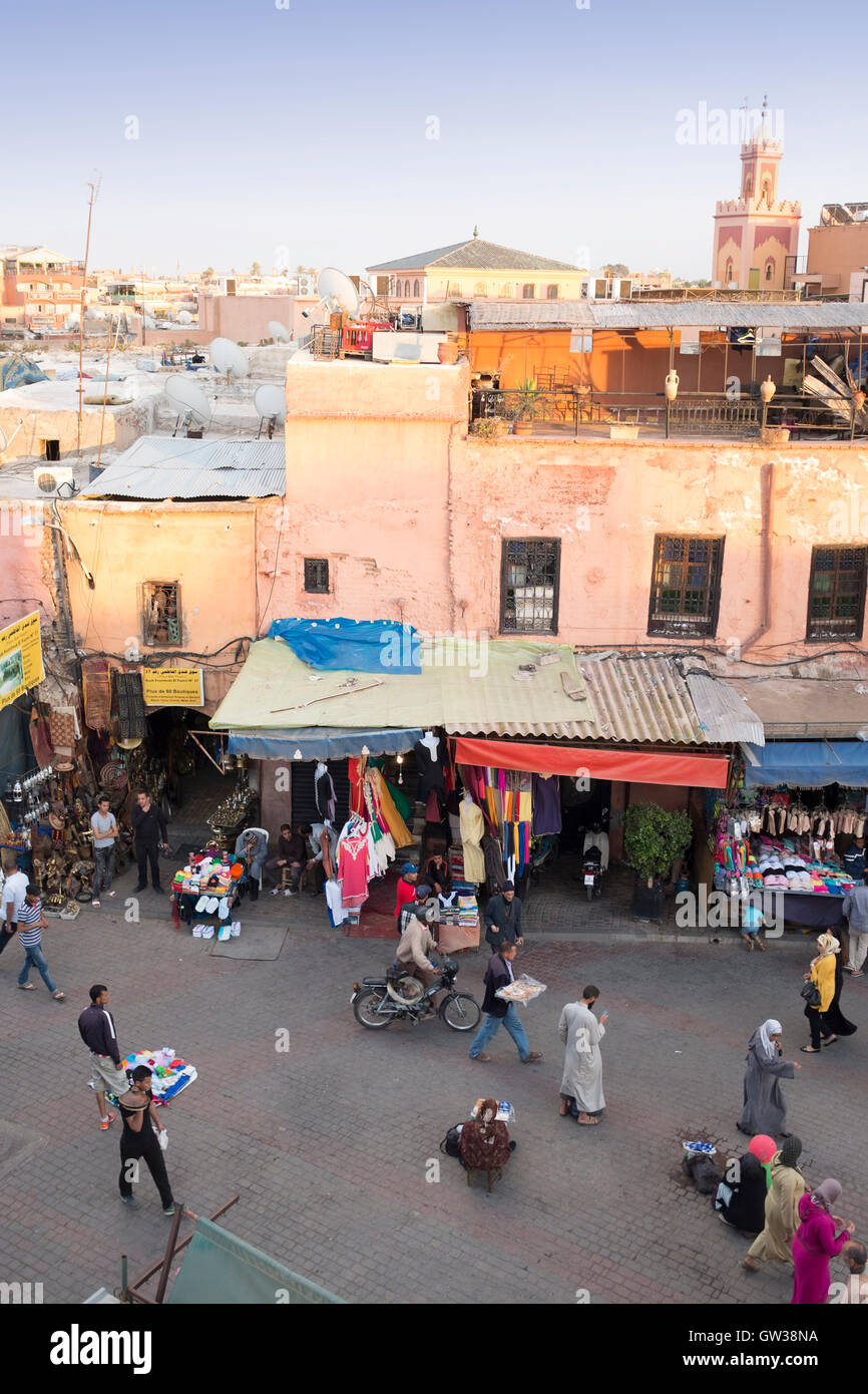 Street view da tetti di una delle numerose piccole piazze off Piazza Jamaa El Fna. Foto Stock