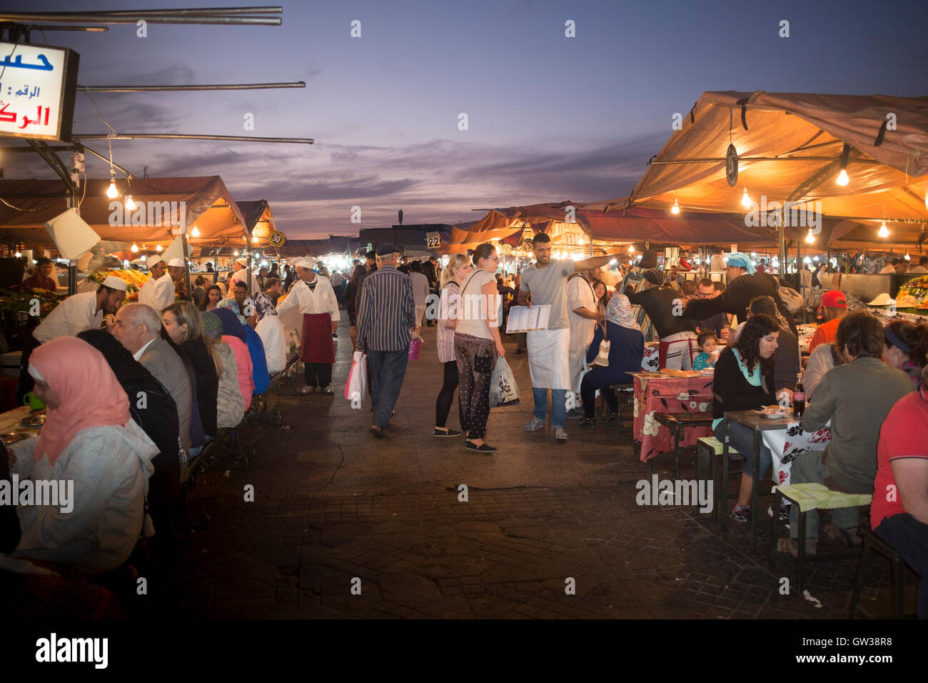 Piazza Jamaa El Fna, Marrakech, Marocco, crepuscolo, fast food bancarelle stile africano Foto Stock