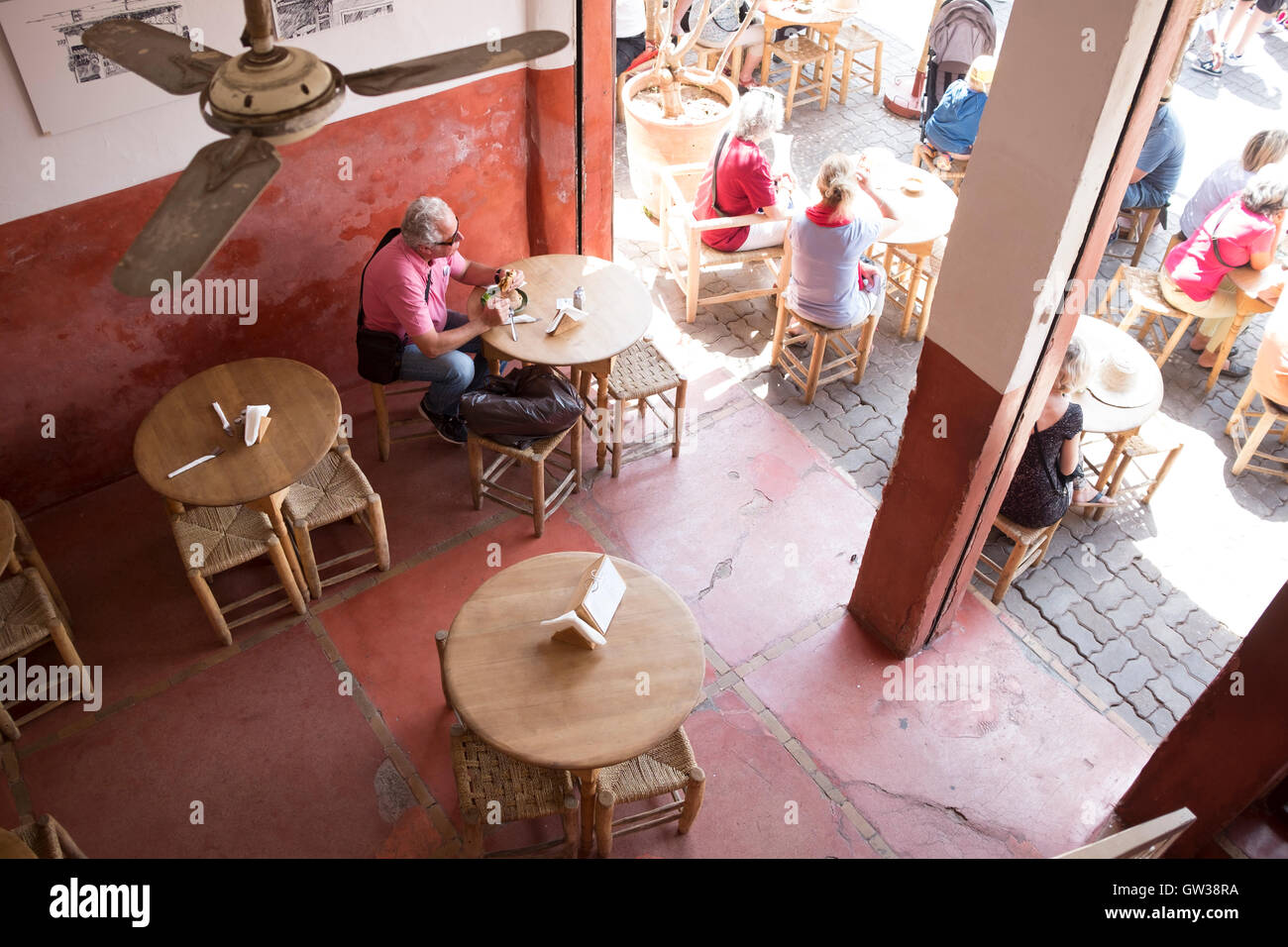 [Piazza Jamaa El Fna] [Café des Épices] [mangiare fuori] [interni rustici] Foto Stock