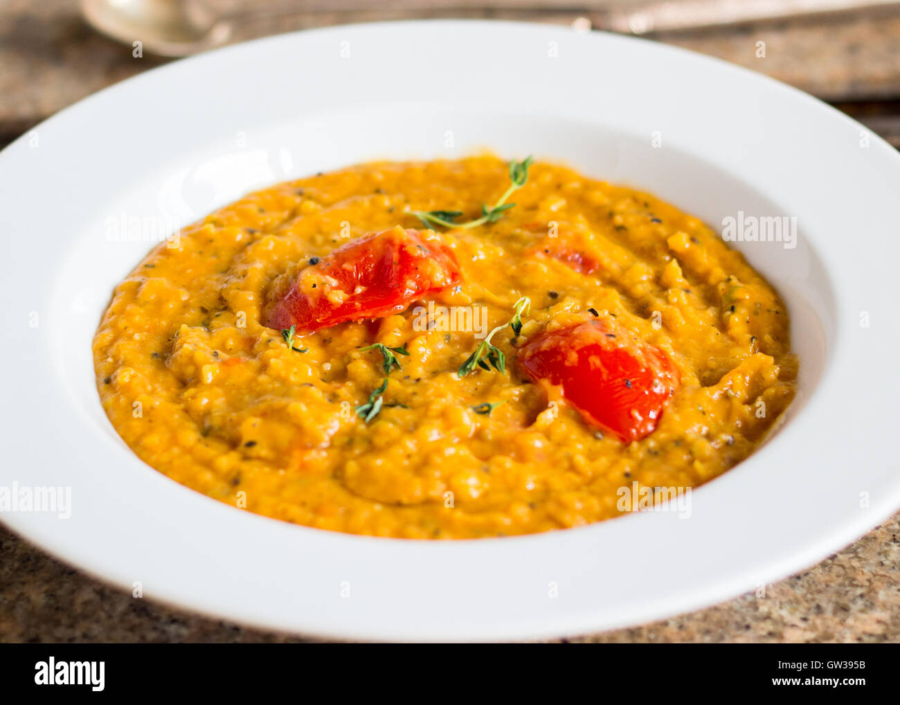 Dhal con pomodori Foto Stock