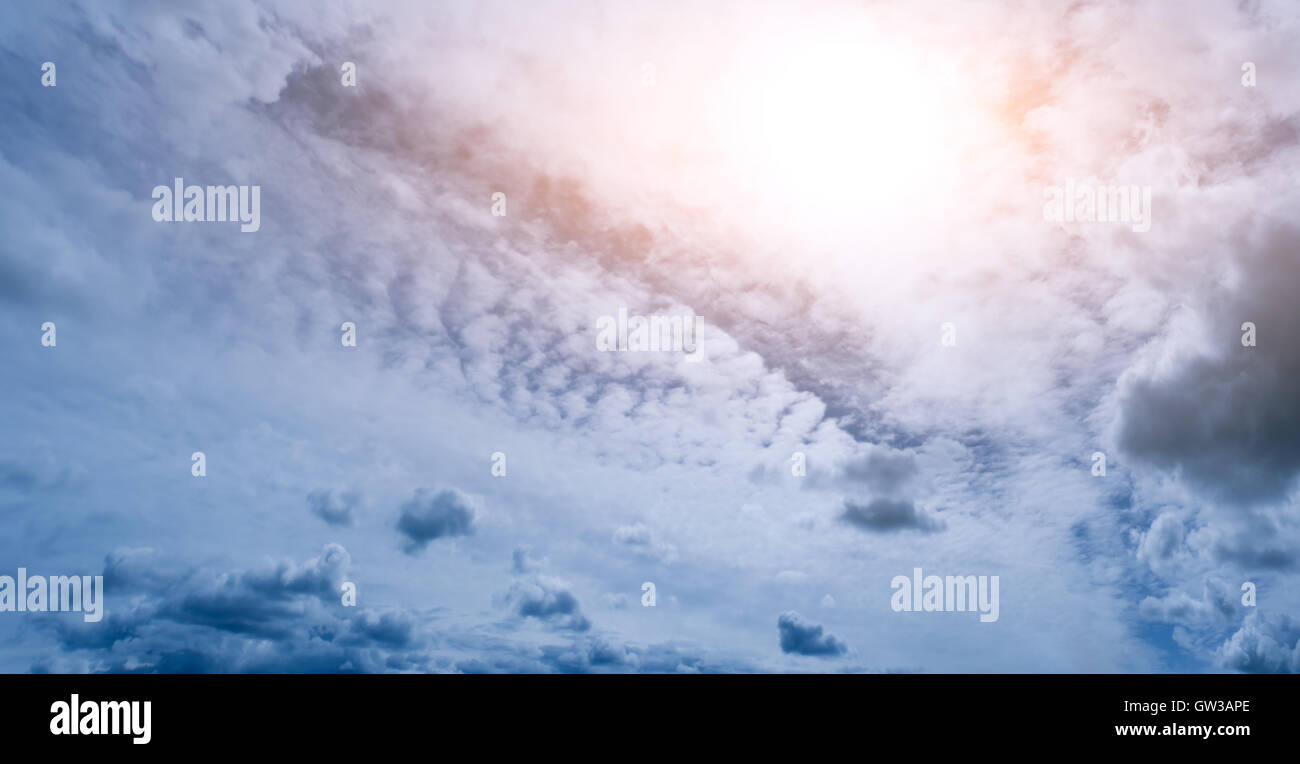 La luce blu e rosa abstract sfondo cielo: sole luminoso e nuvole pattern. Può essere usato come una carta da parati. Foto Stock