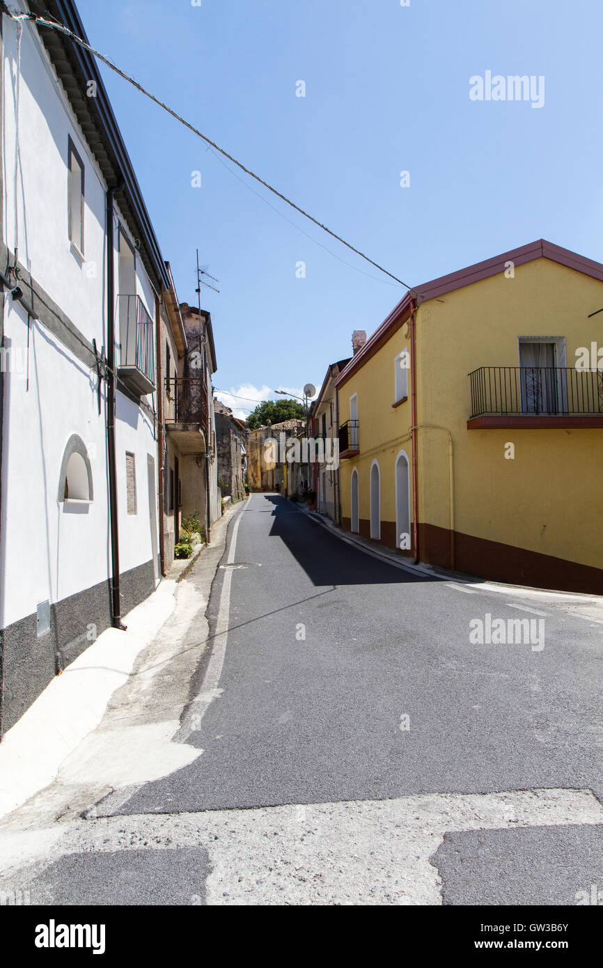 Strada storica nel centro storico del villaggio di Terrati, Calabria, Italia Foto Stock