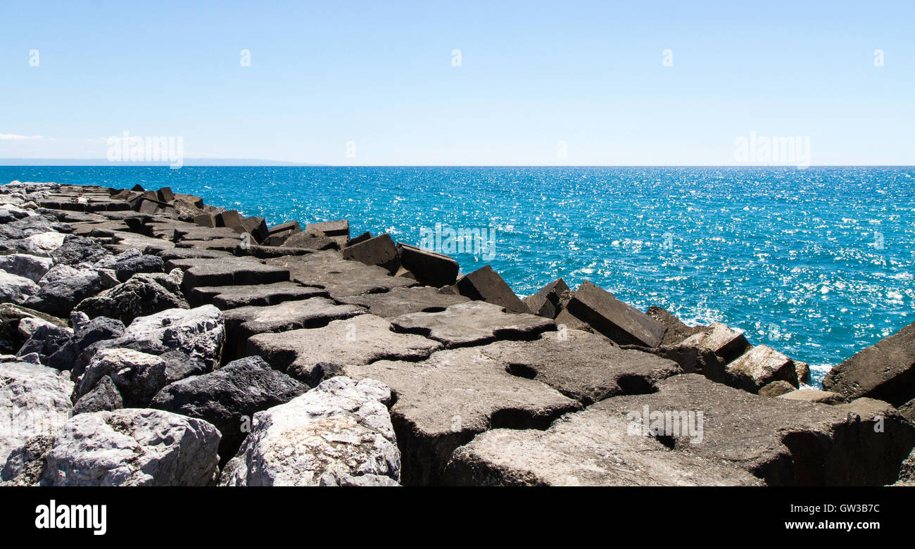 Costa calabrese, Italia, panorama con frangiflutti e mare Foto Stock