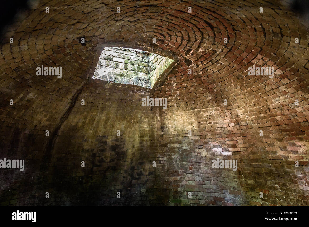 Interno di un mattone costruito in stile vittoriano casa di ghiaccio. Case di ghiaccio sono edifici utilizzati per immagazzinare ghiaccio durante tutto l'anno, usato prima del Foto Stock