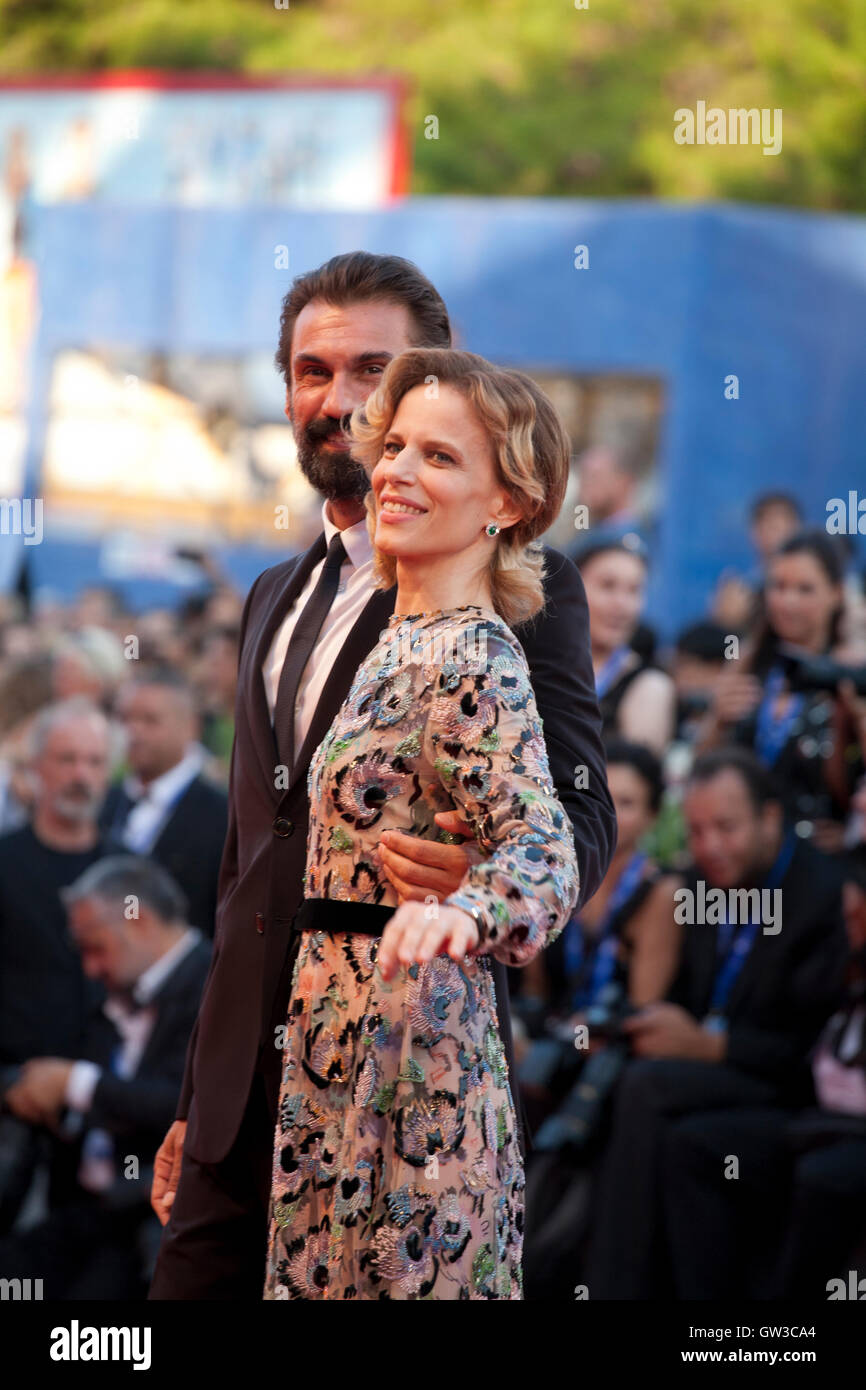 Sonia Bergamasco e Fabrizio Gifuni alla premiere del film il giovane Papa presso la 73rd Festival del Cinema di Venezia, 2016 Foto Stock