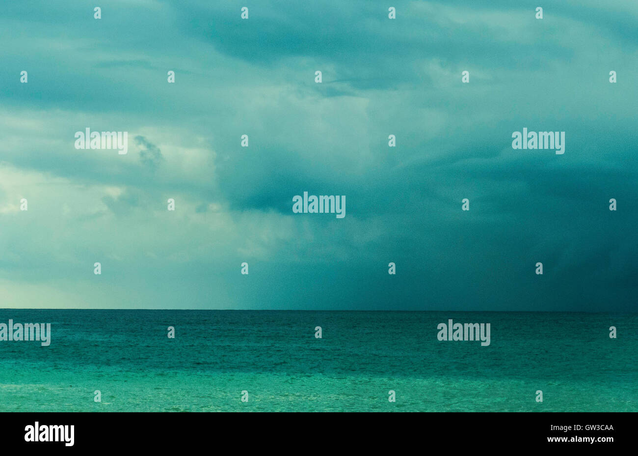 Vedute di imminente tempesta sul mare.pesanti nuvole di formatura Foto Stock