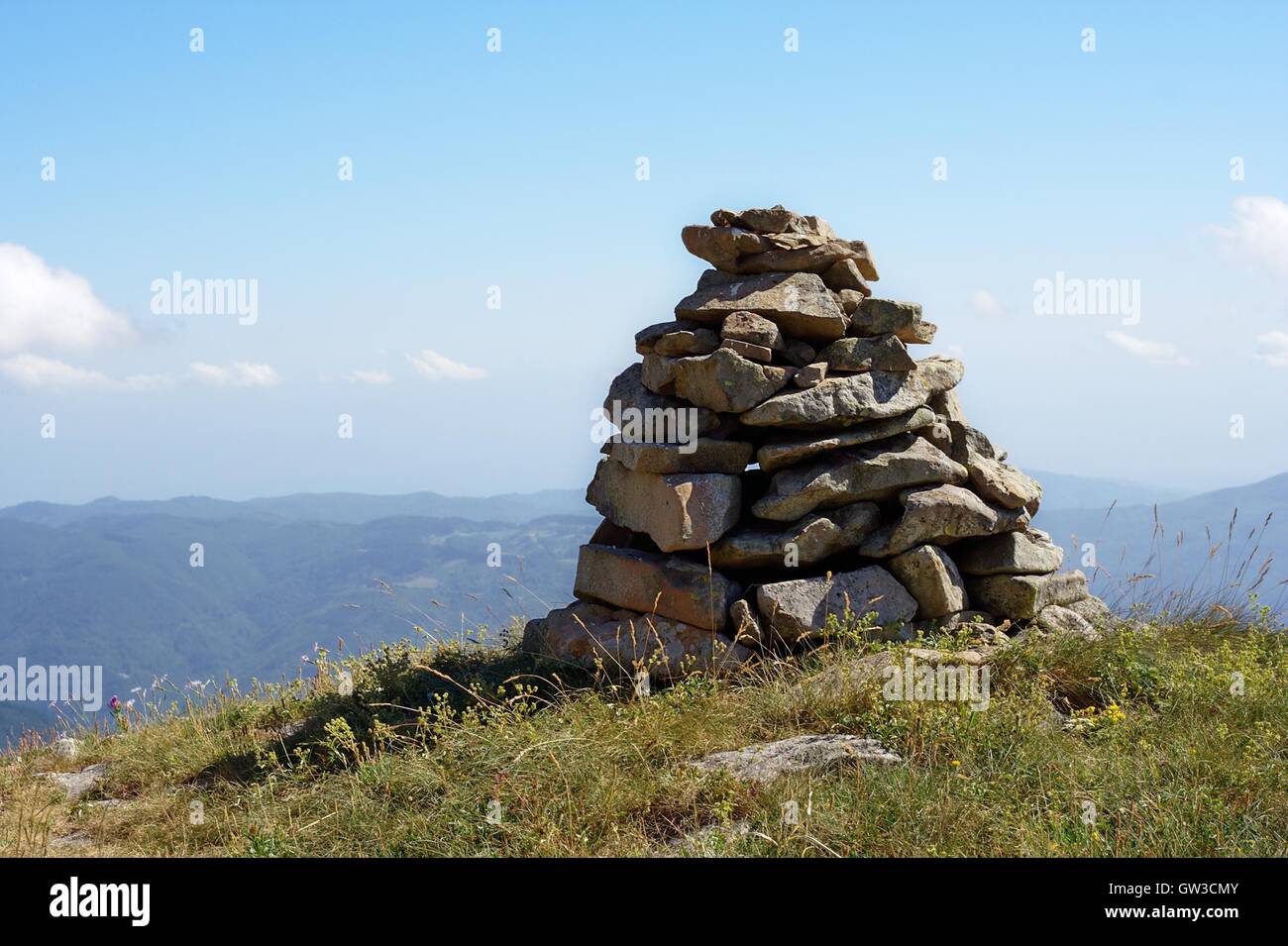 Escursionismo cairn segnando un sentiero in montagna Foto Stock